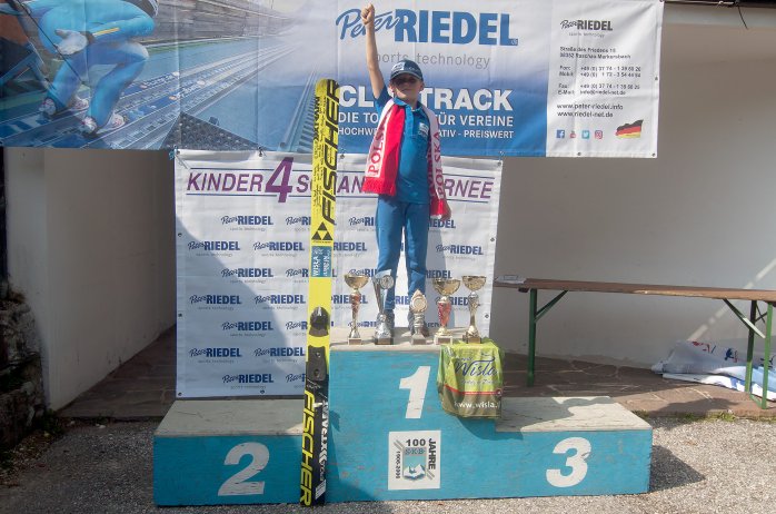 Tymoteusz Cienciała na podium z pucharami za wygrane konkursy